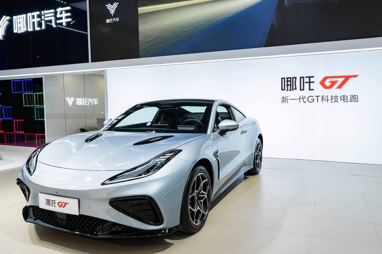 广州44哪吒汽车在智能汽车领域的表现，领途汽车在新能源汽车市场中的影响力